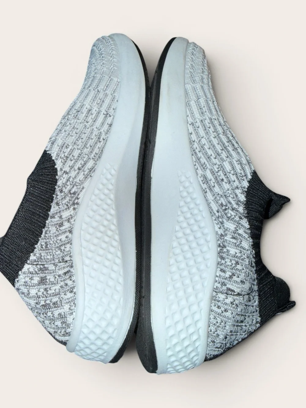 Tommy Bahama Women's Sneaker Size 6.5 Memory Foam Gray Knit Slip On Sneakers